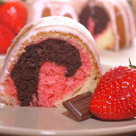 Neapolitan Bundt Cake Neapolitan Cake, Amazing Chocolate Cake Recipe, Sour Cream Cake, Pistachio Cake, Pound Cakes, Bundt Cakes Recipes, White Cake Mixes, Bundt Cakes, Cake Mix Recipes