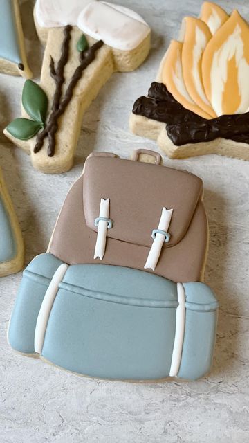 Backpack Cookies Decorated, Backpack Cookies, Camping Cookies, Cookie Videos, Sugar Cookie Designs, Decorated Sugar Cookies, Fancy Cookies, Cookies Decorated, Camping Backpack