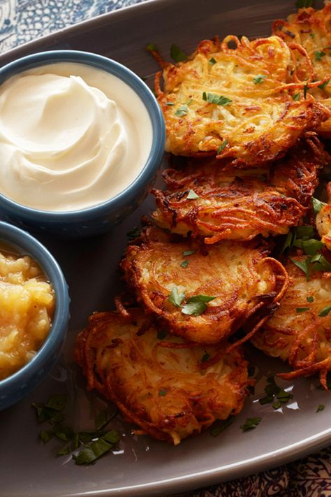 Potato Latke Recipe, Pear Sauce, Matzo Meal, Potato Latkes, Hanukkah Food, Potato Fritters, Potato Pancakes, Potato Cakes, Fries In The Oven