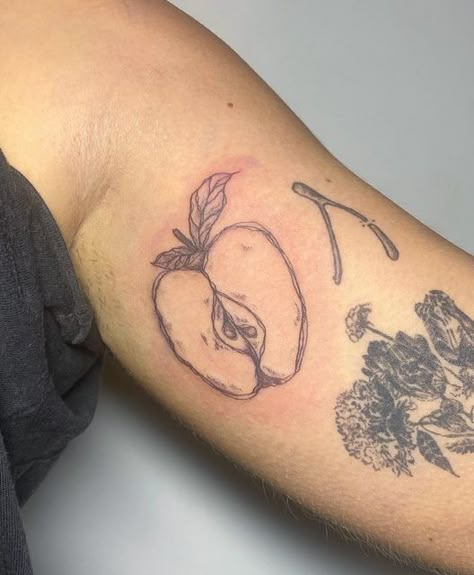 Half Apple Tattoo, Tattoo Tour, Aesthetic Tattoo Ideas, Apple Tattoo, Unique Tattoo Ideas, 20 Aesthetic, Cute Tats, Cute Little Tattoos, Aesthetic Tattoo