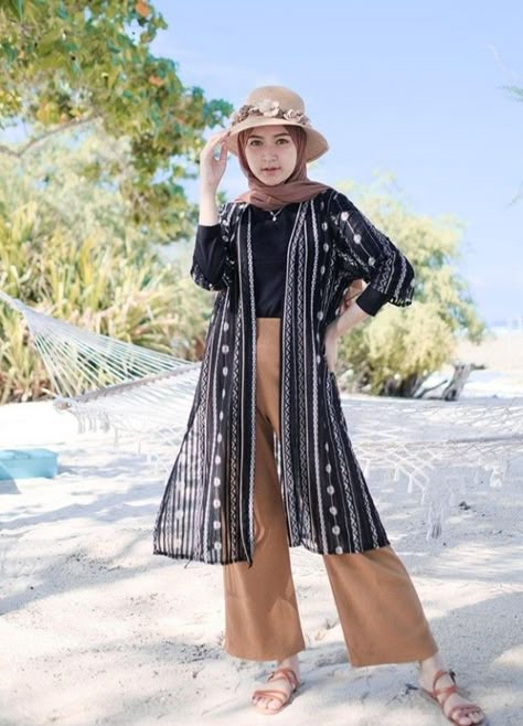 Open Abaya Outfit, Hijabi Fashion Summer, Lebaran Outfit, Hijab Outfit Summer, Abaya Outfit, Snake Oil, Muslimah Outfit, Beachy Outfits, Open Abaya