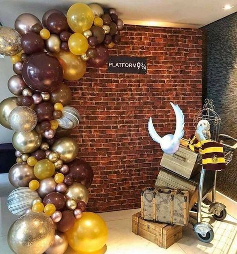 Balloon Arch Harry Potter, Harry Potter Theme Balloon Decoration, Baloon Decorations Harry Potter, Harry Potter Baby Shower Balloon Arch, Harry Potter Centerpiece Ideas Birthday, Harry Potter Photo Backdrop, Harry Potter Backdrop Party Ideas, Hogwarts Party Decoration, Harry Potter Theme Party Birthdays