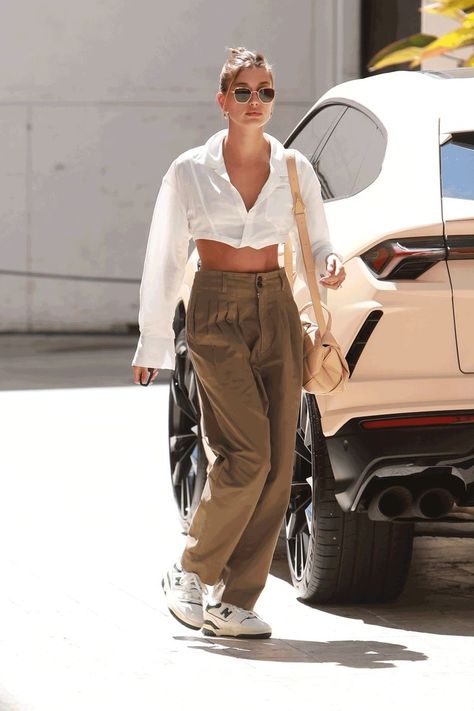 White Summer Blouse
High waisted pants 
White blouse outfit 
Trendy Tops Women Cargo Pants Outfit, Malu Trevejo Outfits, Hailey Bieber Street Style, Pant Outfits For Women, Street Wear Outfits, Women Cargo Pants, Skandinavian Fashion, Nashville Outfits, Cargo Pants Outfit