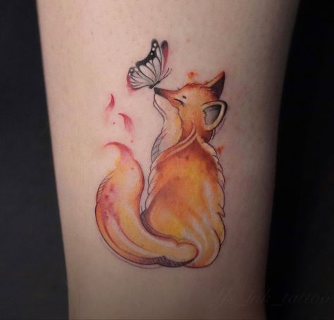 Fox And Bee Tattoo, Pretty Fox Tattoo, Color Fox Tattoo, Girly Fox Tattoo, Fox With Butterfly Tattoo, Creative Women Tattoos, Fox And Sunflower Tattoo, Fox Tattoo Shoulder, Cute Fox Tattoo Simple