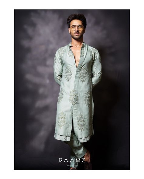 Raamz on Instagram: “@pulkitsamrat celebrates Diwali looking stylish as ever in our festive kurta set.  Styled by : @theanisha 📸: @kvinayak11 Wearing:…” Latest Kurta Pattern For Men, Mens Kurta Designs Latest, Kurta Outfit, Kurta Ideas, Matching Aesthetic, Latest Kurta Designs, Stylish Boy Clothes, Boys Kurta Design, Stylish Boy