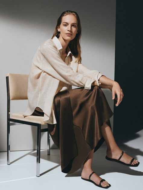 Massimo Dutti Women, Best Poses For Pictures, Minimal Chic, Romantic Dress, Neutral Outfit, Fashion Photoshoot, Fashion Shoot, Fashion Poses, Fashion Colours