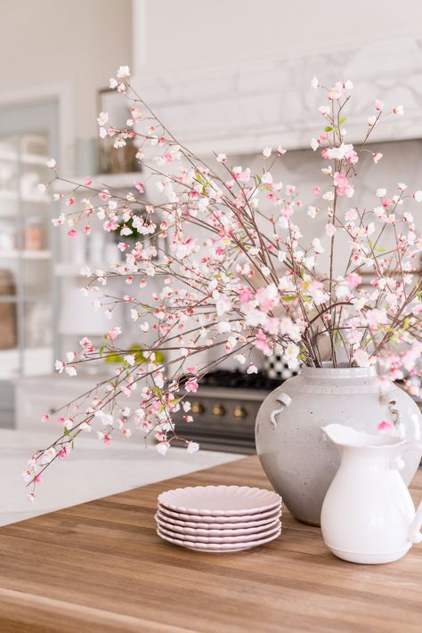 Spring Kitchen Decor, Spring Refresh, Spring Decoration, Style Deco, Home Decor Living Room, Spring Easter Decor, Home Decorating Ideas, Summer Home Decor, Seasonal Home Decor