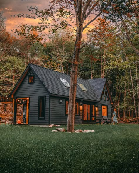 800 Sq Ft Cabin, Design Case Mici, Design Casa Piccola, Magnolia Network, Black Cabin, Tiny Houses For Rent, Cabin Exterior, Cabin House, Tiny House Cabin