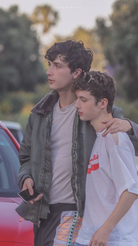 Bff Poses, Height Difference, Two Guys, Character Inspiration Male, Gay Aesthetic, Black Men Hairstyles, Troye Sivan, Friends With Benefits, Character Poses