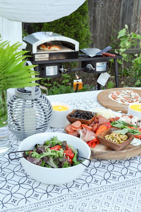 Backyard Pizza Party: A gas outdoor pizza oven and a pizza charcuterie board for nibbling and to make-your-own-pizza is perfect for summer entertaining. Pizza Oven Party Ideas, Ooni Pizza Party Ideas, Pizza Charcuterie Board, Outdoor Pizza Party, Backyard Pizza Party, Pizza Dinner Party, Pizza Oven Backyard, Patio Vibes, Farmhouse Porches