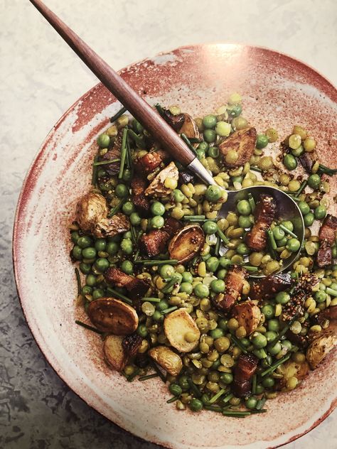 Alison Roman, Dining In cookbook. Split peas, frozen peas, bacon, potatoes, chives/scallions. Split Pea Salad, Rachel Ray Recipes, Alison Roman, Pea Salad Recipes, Roman Food, Spiced Lentils, Fine Dining Recipes, Pea Salad, Molecular Gastronomy