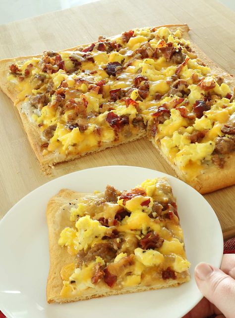 Homemade breakfast pizza is one of my favorite breakfasts. Buttery flaky biscuit dough crust layered with country gravy, sausage, scrambled eggs, crispy bacon and cheese. Breakfast Pizza Sauce, Pizza With Sausage, Aip Paleo Breakfast, Meals For Busy Moms, Biscuit Crust, 21 Day Fix Breakfast, Foods To Eat On Keto, Breakfast Casserole With Biscuits, Dorito Casserole