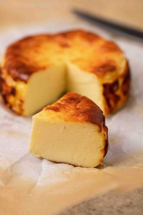 The Best 4-inch Small Burnt Basque Cheesecake for Two/One | Lifestyle of a Foodie Spanish Cake Recipe, Cheesecake Basque, Cheesecake Simple, Basque Cake, Jus Lemon, Delicious Cheesecake Recipes, Basque Cheesecake, Spanish Desserts, Dessert Parfait