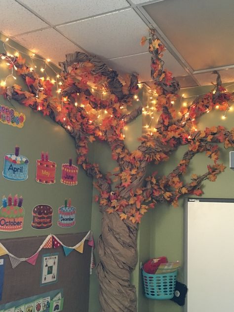 Our classroom tree transformed to reflect the a Fall. Fall Prek Classroom Decor, Preschool Fall Classroom Decorations, Trees Classroom Decor, Easy Fall Classroom Decorations, Trees In Classroom Ideas, Fall Classroom Themes Preschool, Fall Decoration Classroom Ideas, Seasons Classroom Decorations, Class Fall Decorations