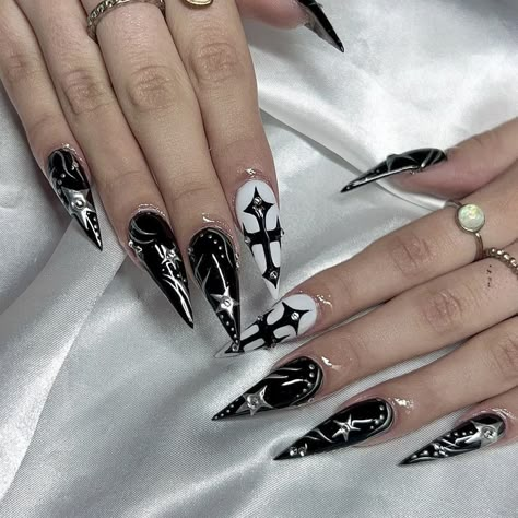 ig: nailsonglo Alt Black Nails, Black Short Nails Design, Simple Gothic Nails, Black Emo Nails, Nails Designs Black, Punk Nails, Gothic Nails, Goth Nails, Edgy Nails