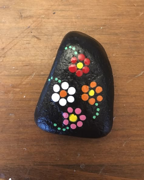 Flowers dots painted rock Spring Rocks, Summer Rocks, Wrapped Rocks, Rock Painting Flowers, Rock Animals, Rocks Painting, Paint Rocks, Rock Flowers, Mandala Painted Rocks