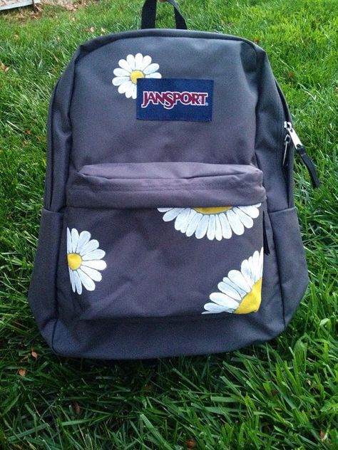 Hand painted daisy flower backpack Diy Backpack Pattern, Jansport Backpacks, Mochila Jansport, Painting Backpack, 3d Chocolate, Puppy Backpack, Painted Daisy, Backpack Art, Small Hand Bags