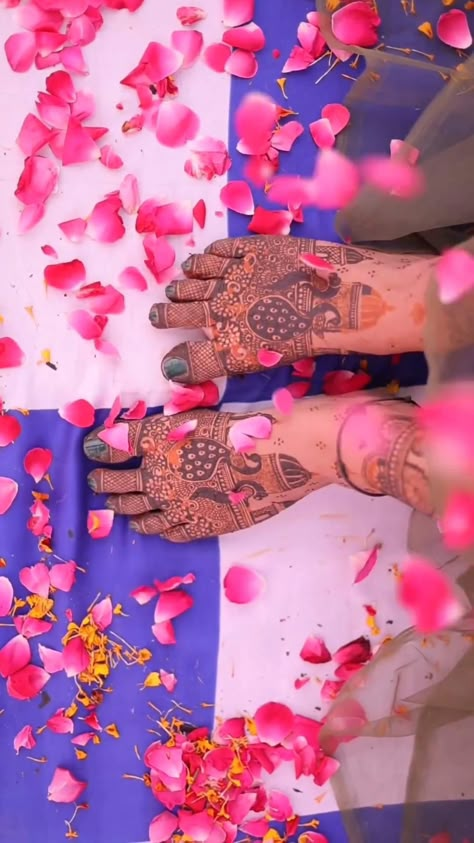 Mhendi Photo Ideas, Haldi Decoration For Couple, Mhendi Pose For Couple, Mehandi Poses Bride, Mehndi Celebration Ideas, Mehndi Closeup Photo, Mehdi Shoot Bride, Dulhan Mehndi Photo Shoot, Mehndi Photo Ideas