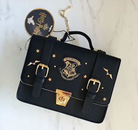 Harry Potter Hogwarts Mini Satchel Bag Black Star Flying Key and Snitch Detailed #Primark #Satchel #Casual Harry Potter Mini Backpack, Lounge Fly Backpack Harry Potter, Harry Potter Bags Purses, Harry Potter Cross Body Bag, Harry Potter Fanları, Loungefly Harry Potter Bag, Harry Potter Crossbody Bag, Harry Potter Bag, Harry Potter Accessories