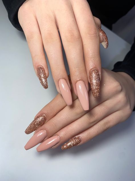 Long nails
Pink long nails
Shininess  
Golden rose Pink Golden Nails, Golden Nails Designs Classy, Long Pink Nails, Golden Nails Designs, Classy Art, Golden Nails, Classy Nail Designs, Rose Nails, Golden Rose