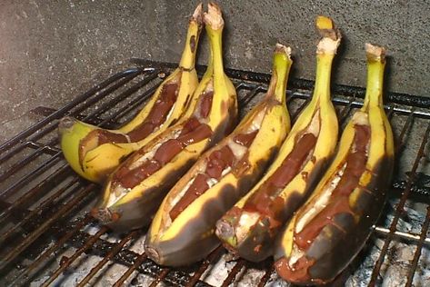 BBQ'd banana's are my favourite thing ever-leave off the chocolate for a yummy hot dessert (or serve with a little bit of vanilla sorbet-yum!) Beach Bbq Food Ideas, Vanilla Sorbet, Bbq Food Ideas, Campfire Bananas, Grilled Bananas, Hot Desserts, Mars Bar, Beach Bbq, Chocolate Buttons