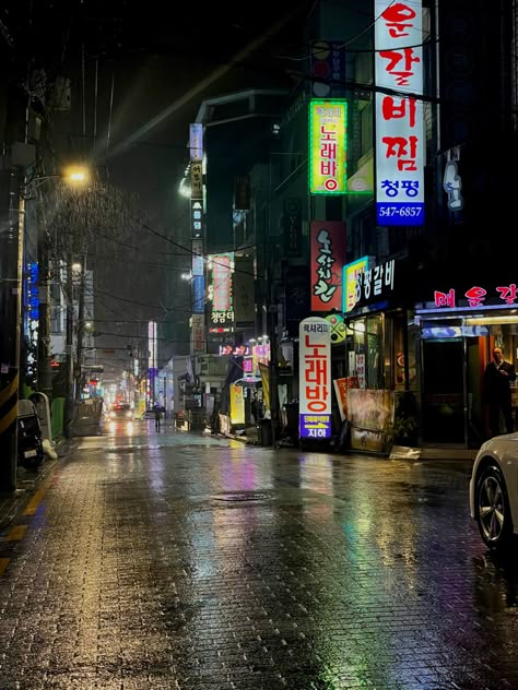 #rainy #seoul #aesthetic #city #night Seoul Rain Aesthetic, Korea City Aesthetic Night, Rainy Day In Korea, Night In Korea Aesthetic, Korean Night Life Aesthetic, Seoul Club Aesthetic, Korean City Aesthetic Night, Night Korean Aesthetic, Dark City Aesthetic Korean