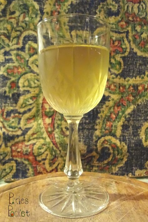 Ginger Wine Recipe, Ginger Wine, Homemade Wine Recipes, Mead Wine, Fermented Drinks, Diy Alcohol, Alcohol Infusion, Homemade Alcohol, Lime Leaves