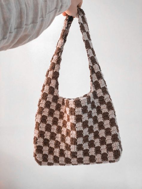 Check Crochet Bag, Crochet Checked Bag, Crochet Bag Y2k, Knitted Bags Aesthetic, Crochet Brown Bag, Brown Crochet Projects, Brown Crochet Ideas, Crochet Bag Brown, Brown Crochet Bag