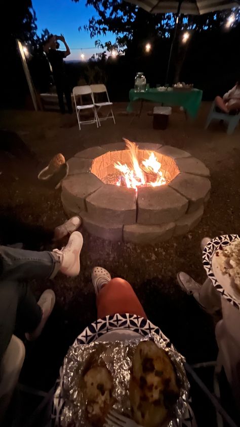 Bonfire Pictures, Bonfire Aesthetic Party, Bonfire With Friends, Aesthetic Bonfire Party, Bon Fire Aesthetics, Bon Fire, Family Bonfire Aesthetic, 16 Birthday Party Bonfire, Bonfire Party Ideas