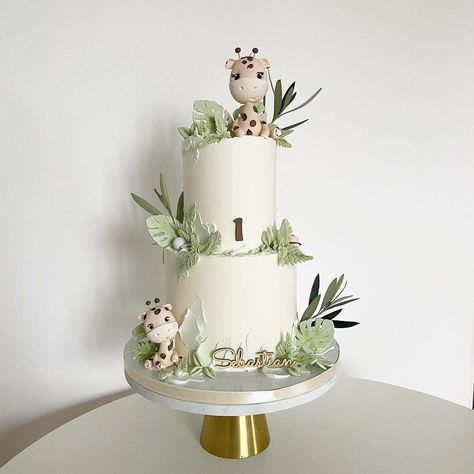 Giraffe Cake Ideas, Giraffe Cake Birthday, Safari Theme Cake, Giraffe Baby Shower Cake, Giraffe Birthday Cakes, Jungle Cakes, Jungle Theme Cakes, Giraffe Cake, Sage Green Baby Shower