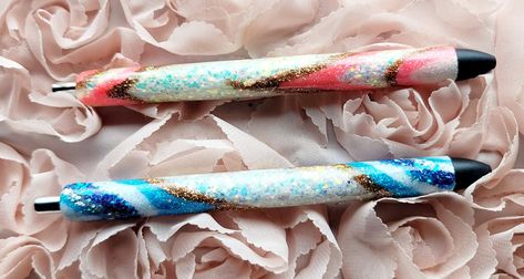 Glitter Pens Epoxy Ideas, Pens Epoxy, Epoxy Pens, Resin Gifts, Resin Pens, Pen Ideas, Epoxy Projects, Gift Card Craft, Epoxy Ideas