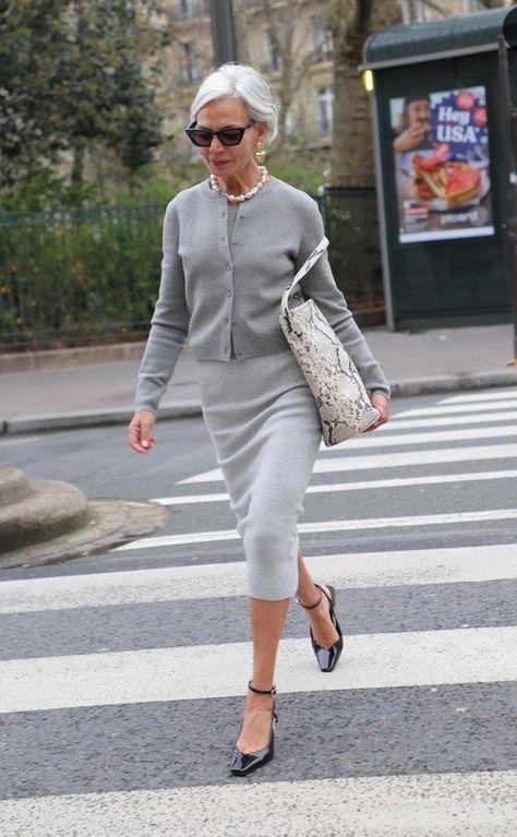 Want to age gracefully? Follow these must-have tips on how to dress classy and elegant in your 50s! Older Women Outfits, Elegant Clothes, Older Women Fashion, Over 60 Fashion, Ageless Style, Advanced Style, Over 50 Womens Fashion, Classy And Elegant, 60 Fashion