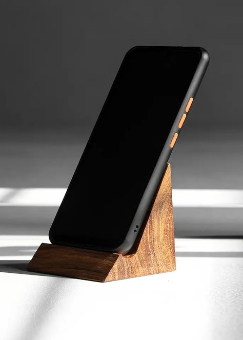 Wooden Mobile phone holder Cool Wooden Things, Diy Wood Phone Stand, Wood Mobile Stand, Small Woodworking Projects That Sell, Mobile Holder Diy, Wooden Products Ideas, Unique Wood Projects, Wood Iphone Stand, Wooden Phone Stand