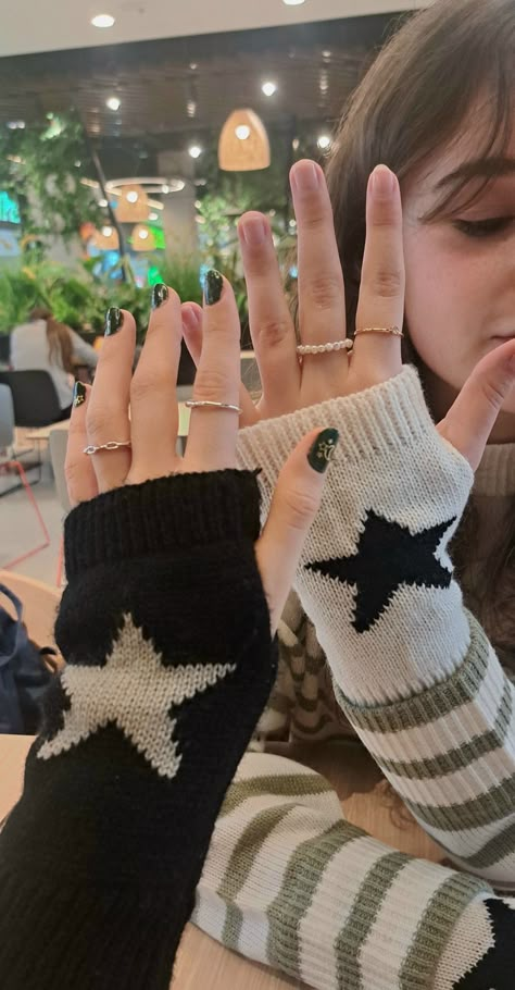 Alt Gloves Diy, Outfit Ideas With Gloves, Crochet Gloves Ideas, Star Gloves Crochet, Crochet Gloves Aesthetic, Crochet Ideas Grunge, Crochet Star Gloves, Stargirl Crochet, Matching Crochet Ideas