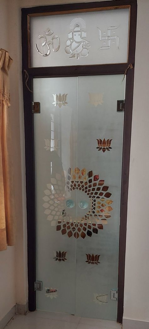 Mandir Door Glass Design For Home, Glass Door Puja Room, Glass Pooja Doors, Mandir Design With Glass Door, Glass Door Pooja Room, Pooja Room With Glass Walls, Puja Room Glass Door Design Modern, Glass Itching For Pooja Room, Sliding Door For Pooja Room