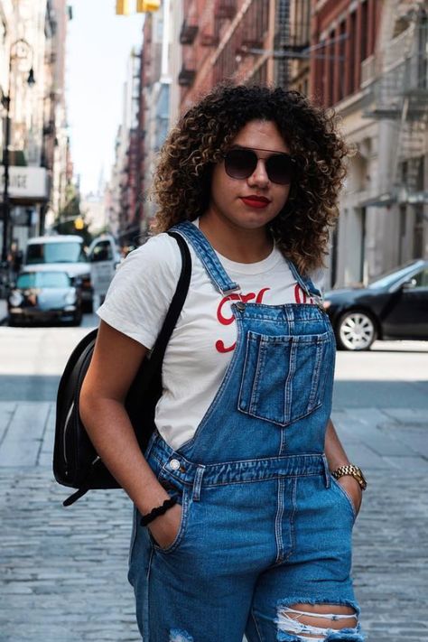 20 Outfits That Make the '90s Look the Coolest | Who What Wear UK Overall Dress Outfit, 90s Fashion Overalls, 20 Outfits, 90s Outfits, 90s Summer, 90s Fashion Women, Overalls Fashion, Cher Horowitz, Style Overalls