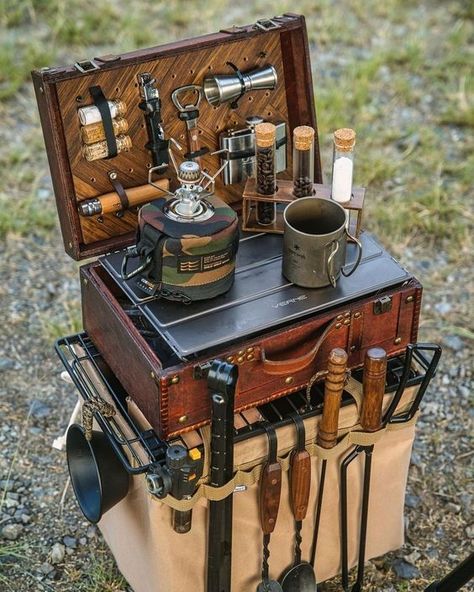 Camping Chuck Box, Camping Gear Diy, Wood Working Projects, Chuck Box, Camping Box, Jeep Camping, Camping Inspiration, Mobile Kitchen, Camping Set Up