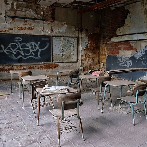 Abandoned Classroom, Abandoned School, Apocalypse World, Apocalypse Aesthetic, Urban Exploring, School Room, School Aesthetic, Urban Exploration, Abandoned Buildings