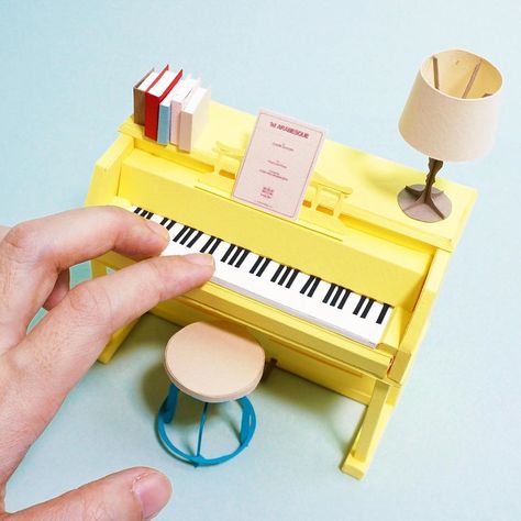 Analogift on Instagram: “When you play an arabesque no.1 song. That melody  made me wanna spin round round round. ✨#littlemomentinsuzylife . . #miniature…” Cricut Dollhouse, Paper Piano, Barbie House Furniture, Duck Stuff, Barbie Printables, Round Round, Paper Duck, Origami Instructions, Dolls House Interiors