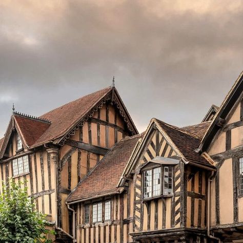 Historic England on Instagram: "The Lord Leycester Hospital in Warwick was founded in 1571 by Queen Elizabeth I's favourite courtier, Robert Dudley. 👑  He was granted permission by the queen to found an almshouse for older soldiers and the existing Guildhall buildings were incorporated.  The soldiers were carefully and personally selected, sometimes by Queen Elizabeth herself.  Queen Elizabeth I was born #OnThisDay in 1533.  📖 Visit our blog to uncover places in England connected to the last Tudor monarch, Queen Elizabeth I. Link in bio.  📍 Lord Leycester Hospital, Warwick, Warwickshire (@lordleycesterofficial) | Grade I listed.  🔎 List Entry Number: 1035441.  📷 Contributed to the #MissingPiecesProject by Christopher John Photography" Elizabethan England Aesthetic, Tudor Monarchs, England Aesthetic, Places In England, Elizabeth I, Leicester, Queen Elizabeth, Holland, England