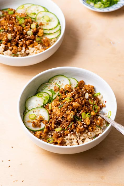 Crumbled Tempeh with Garlicky Soy Glaze - The New Baguette Crumbled Tempeh Recipes, Tempeh Crumble Recipes, Soy Crumbles Recipes, Tempeh Crumbles, Vegetarian Proteins, Vegan Tempeh Recipes, Vegan Curries, Nourish Bowls, Vegan Tempeh