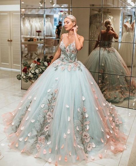 Image may contain: 1 person Elegant Tulle Evening Dress, Baju Kahwin, Gaun Fashion, Tulle Evening Dress, 파티 드레스, Custom Size Dresses, Ball Gowns Prom, Quince Dresses, Tulle Prom Dress