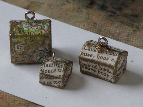 Altered Monopoly House / Hotel Charm Upcycled Antiques, Monopoly Crafts, Games Jewelry, Domino Crafts, Game Crafts, Repurposed Crafts, Scrabble Crafts, Altered Jewelry, Old Board Games