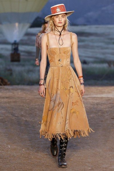 See the complete Christian Dior Resort 2018 collection. Dior Cruise, Random Fashion, Mexican Fashion, Mode Boho, Fluttershy, Fashion 2018, 가을 패션, Fashion Seasons, Rainbow Dash