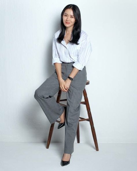 Profesional Photoshoot Woman, Kdrama Office Outfits Women, Cv Photo Ideas, Corporate Photoshoot Ideas, Presenter Outfit, Suit Photoshoot Women, Corporate Photoshoot Women, Professional Poses, Profile Photoshoot