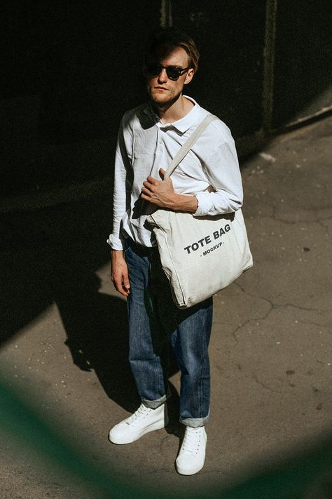 Men With Bags Outfit, Men’s Tote Bag Outfit, Men Tote Bag Outfit, Men Tote Bag Fashion Street Styles, Bags With Outfits, Tote Bag Photography Ideas, Tote Bag Outfit Ideas, Bag Outfit Men, Tote Bag Aesthetic Outfit