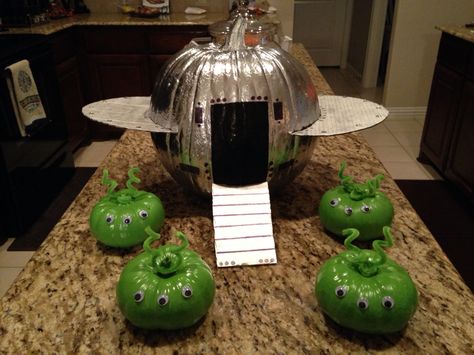 Spaceship and aliens pumpkin decorating. No carve. Spaceship Pumpkin Decorating, Spaceship Pumpkin, Pumpkin Decorating No Carve, Ufo Pumpkin, Space Pumpkin, Alien Pumpkin, Halloween Pumpkin Crafts, Creative Pumpkin Decorating, Contest Ideas