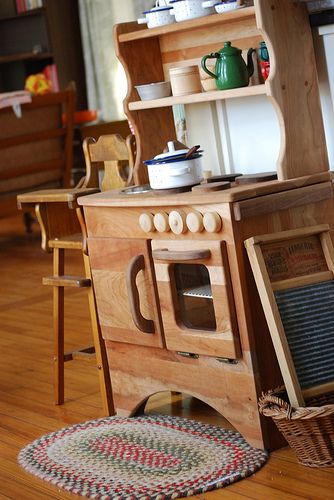 washboard in the kitchen area Diy Wooden Kitchen, Diy Kids Kitchen Set, Play Kitchen Remodel, Kids Kitchen Diy, Kids Wooden Kitchen, Waldorf Playroom, Diy Kids Kitchen, Play Kitchens, Wooden Play Kitchen