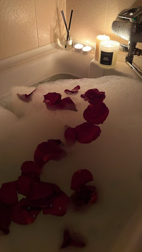 Bath With Roses Aesthetic, Bubble Bath Photography, Bathtub Aesthetic, Romantic Spa, Rose Petal Bath, Bath Aesthetic, Candle Bath, Bath Photography, Night Care