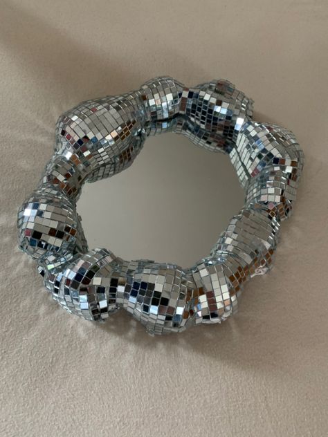 Cute diy mirror in disco style Disco Ball Mirror Frame, Disco Mirror Frame, Discoball Mirror Diy, Diy Disco Ball, Spiegel Diy, Disco Ball Mirror, Disco Mirror, Ball Aesthetic, Disco Style